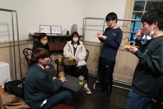 講師と受講者が軽食を取りながら談笑する様子