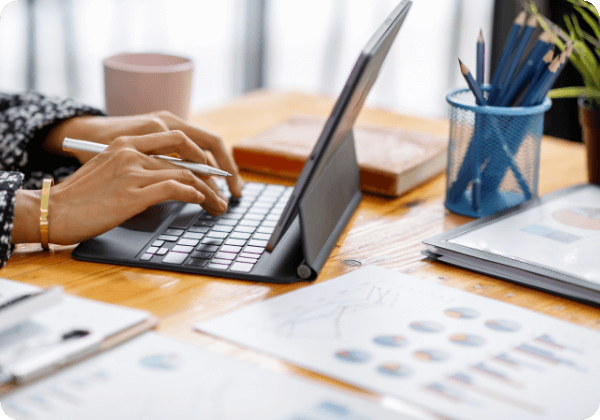 ノートパソコンを操作する手元