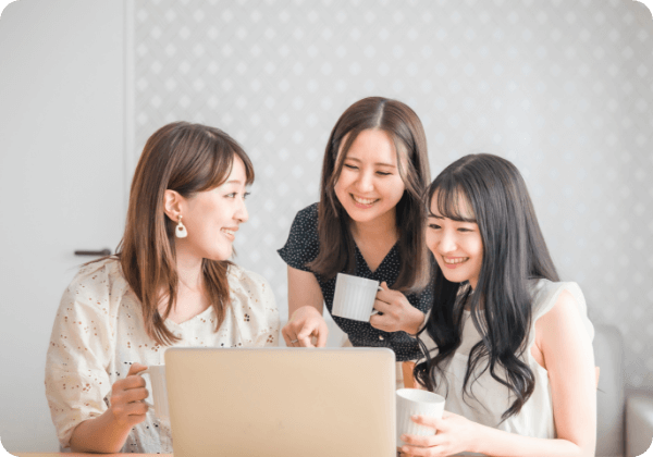 パソコンを見ながら談笑する学生の様子