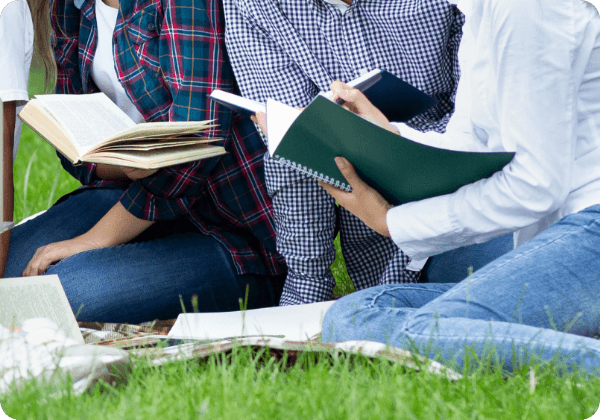 学生たちがノートを開いてメモを取る様子