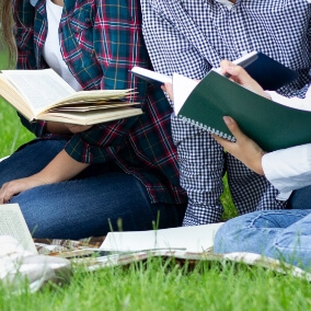 学生たちがノートを開いてメモを取る様子