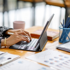 ノートパソコンを操作する手元