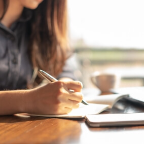 勉強をする学生の様子