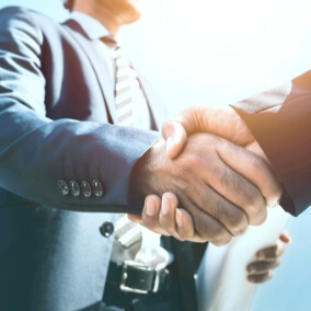 握手をしている様子