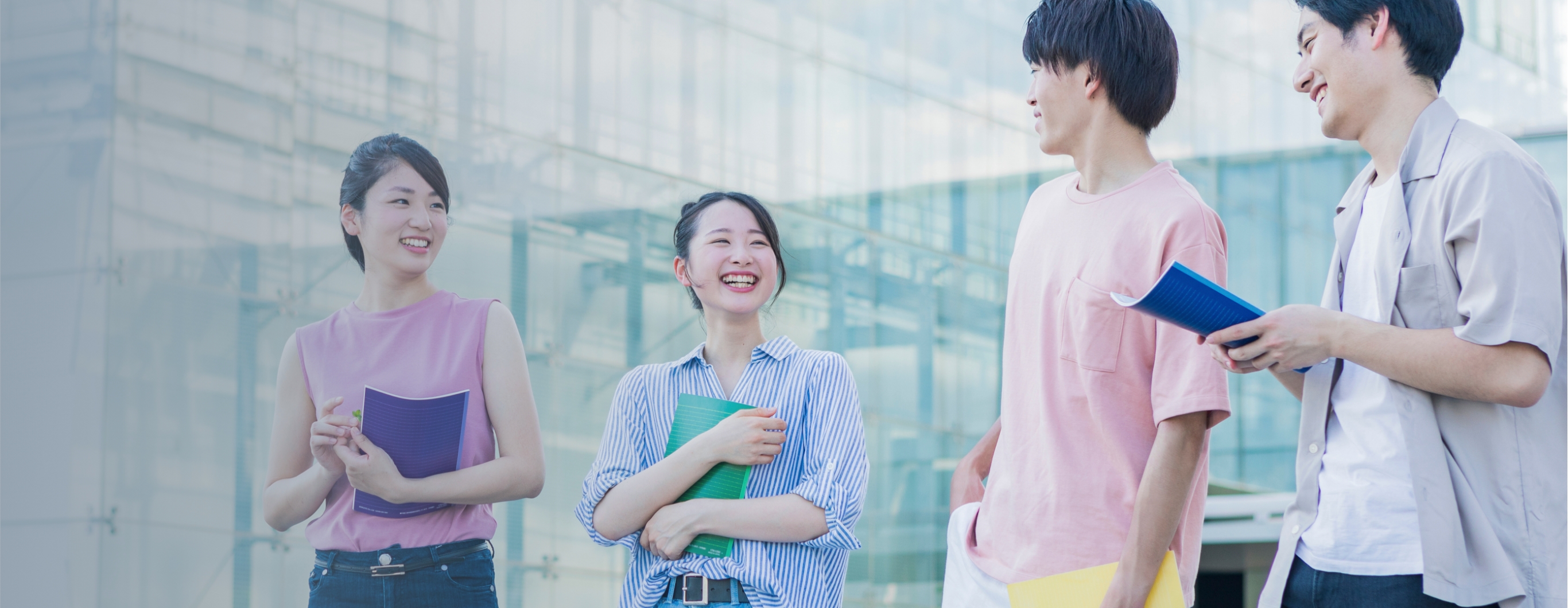 笑顔で話す学生たちの画像