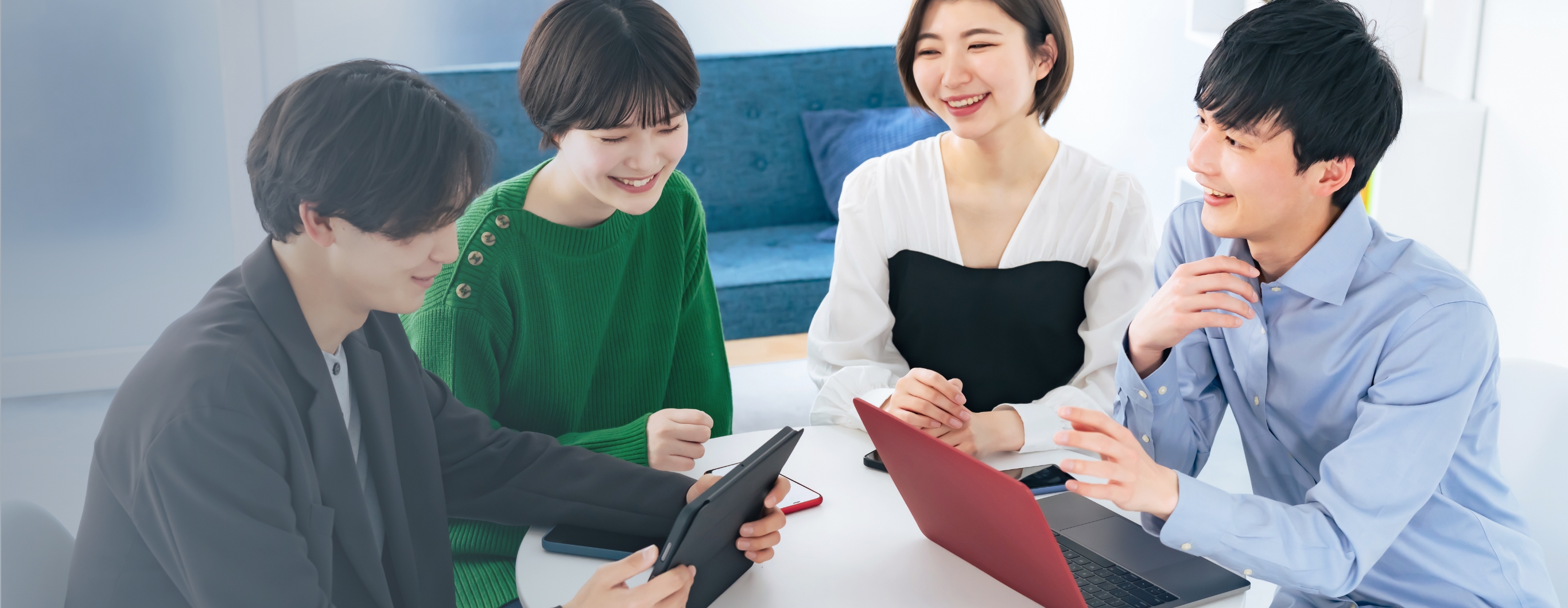 笑顔で話す学生たちの画像