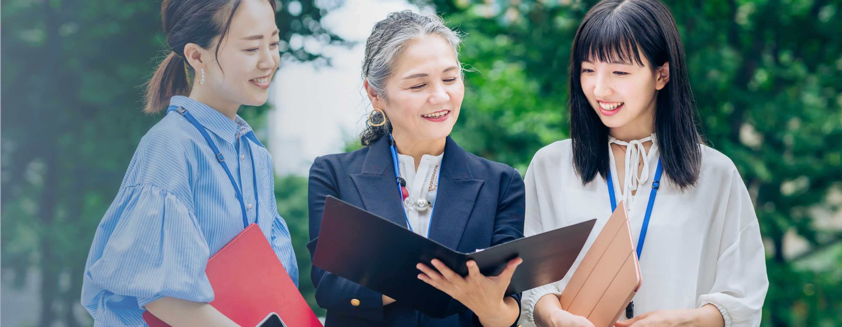 笑顔で話す学生たちの画像