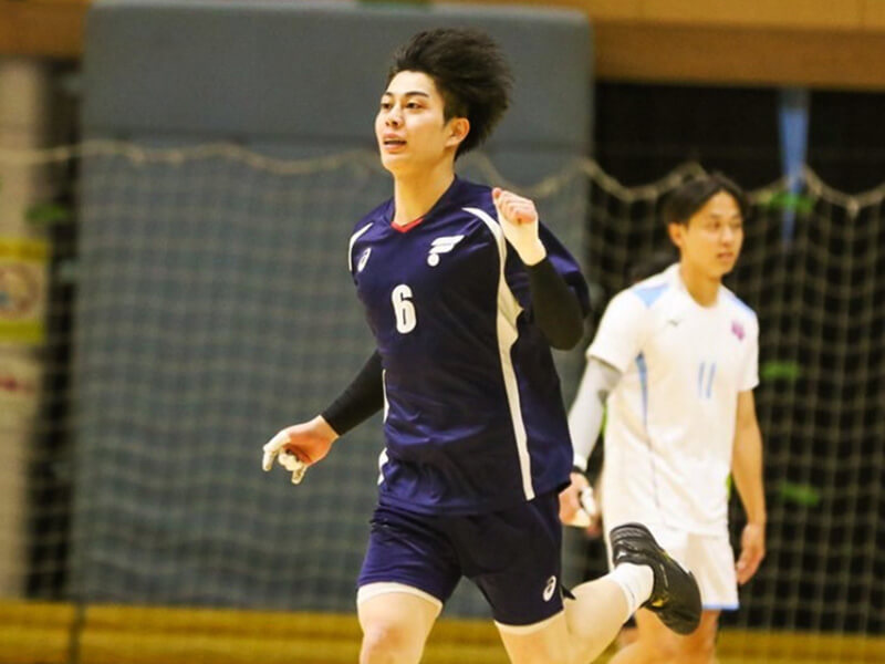 バレーをする学生