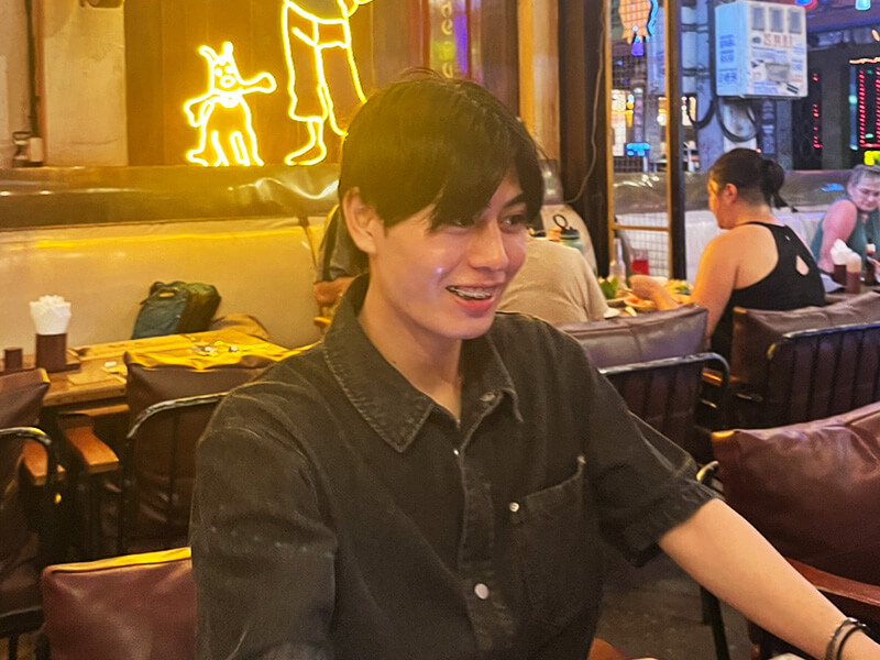 笑顔で話す学生