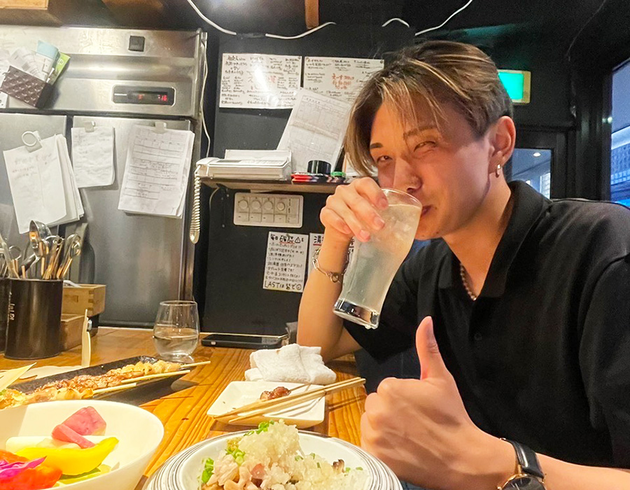 飲食店で食事をする様子