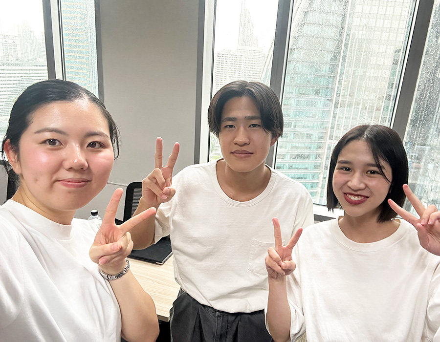 ピースサインをして写真を撮る学生